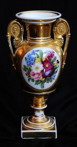 Vaza Porcelan, Francuska, između 1820-1830 godine Visina: 33,5 cm