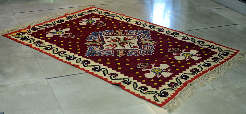 pirotski ćilim srpska kruna, 1903. godina dimenzije 220 x 138 cm(sa resama)