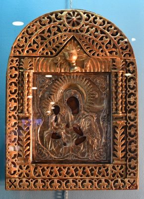 ikona bogorodica trojeručica carska rusija,sredina 19.veka dimenzija sa ramom 70 x 50 cm srebrna rizla(žig 13).austrougarska